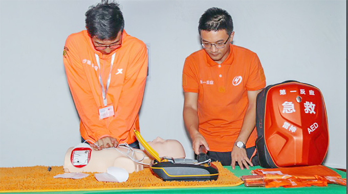 第一反應(yīng)團(tuán)隊現(xiàn)場演示AED操作步驟