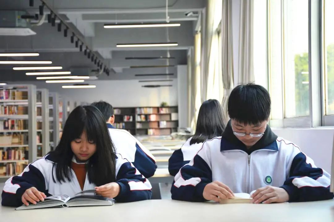 課間輔導同學作業_看圖王.jpg 圖片